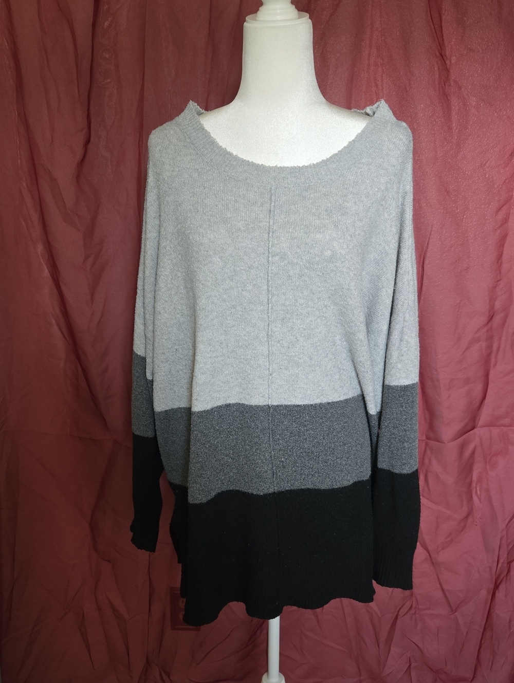 Relaxed Colorblock Scoop-Neck Sweater in Light Gray/Charcoal/Black